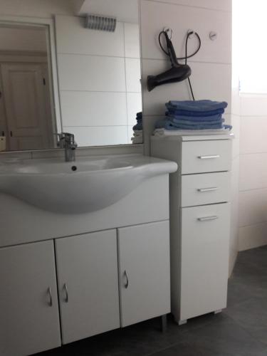 a bathroom with a sink and a mirror at Villa Nusswald in Krumpendorf am Wörthersee