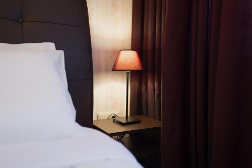 Una cama o camas en una habitación de MARGARITA'S SUITES