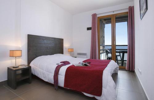 a bedroom with a large bed and a balcony at Résidence Le Pic de l'Ours in Font-Romeu