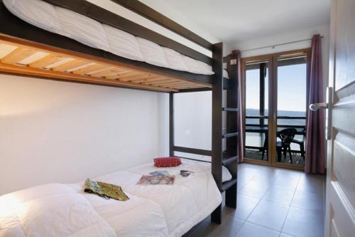 a bedroom with two bunk beds and a balcony at Résidence Le Pic de l'Ours in Font-Romeu