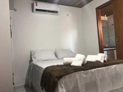 1 dormitorio con 1 cama con 2 toallas en Chaleville Coqueiro 3802, en Luís Correia