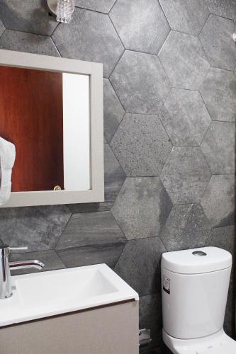 Ένα μπάνιο στο Suites ciento 37