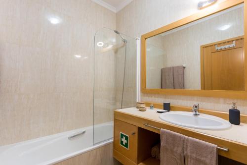 ポルティマンにあるBeHappy Beautiful & Modern Apartment Iのバスルーム(シンク、シャワー、鏡付)