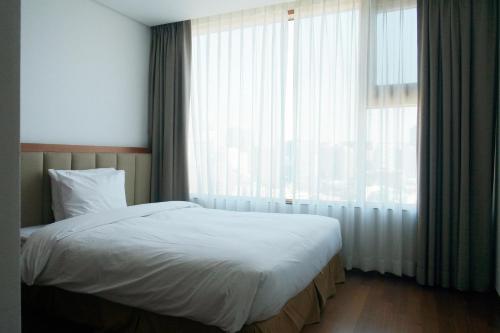 A bed or beds in a room at Vabien Suite 1 Serviced Residence