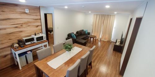 ein Wohnzimmer mit Tisch und ein Esszimmer in der Unterkunft Hakuba Powder Cottage Crystal in Hakuba