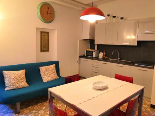 uma sala de estar com um sofá azul e uma mesa em APPARTAMENTO Ruga Giuffa em Veneza
