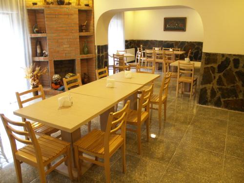 un restaurante con mesas y sillas y una chimenea en Mestia Plaza en Mestia