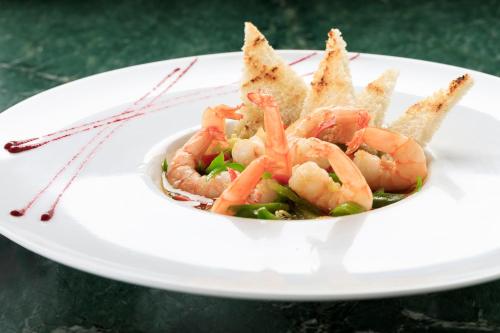 a bowl of shrimp and chips on a plate at Hotel Frontera Clásico in Temuco