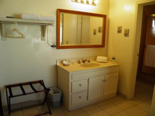 ห้องน้ำของ #55 Suite Bungalow Seaside Hotel & Victors RV Park