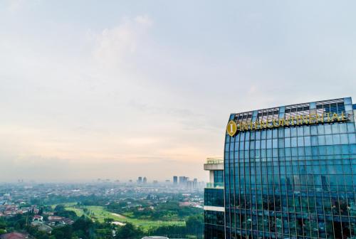 un edificio con una señal de oro encima en InterContinental Hotels Jakarta Pondok Indah, an IHG Hotel, en Yakarta