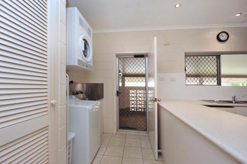 Η κουζίνα ή μικρή κουζίνα στο Seascape Holidays - 53 Reef Street