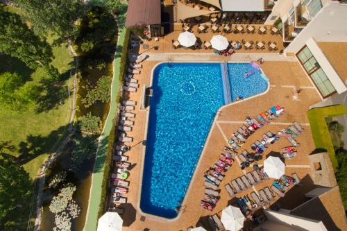 an overhead view of a swimming pool with chairs and umbrellas at Aparthotel Duva & Spa in Port de Pollensa