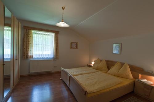 מיטה או מיטות בחדר ב-Hausebengut
