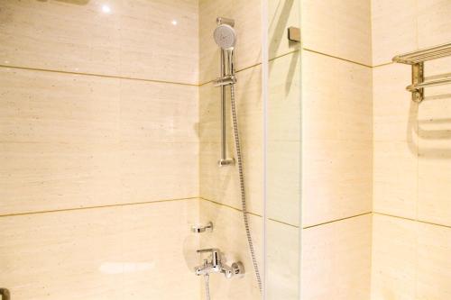 Ένα μπάνιο στο Simply Studio Room Brooklyn Alam Sutera Apartment By Travelio