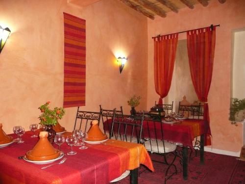 Un restaurante u otro lugar para comer en kasbah 123 soleil