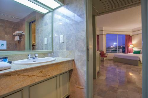 Bathroom sa Cholchan Pattaya Beach Resort - SHA Extra Plus