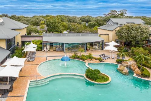 una vista aérea de una piscina en un complejo en The Sebel Busselton en Busselton