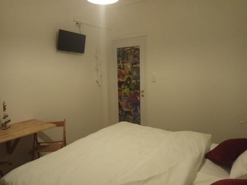 a bedroom with a bed and a television on the wall at Central Mark-Δωμάτια Διαμερίσματος in Volos