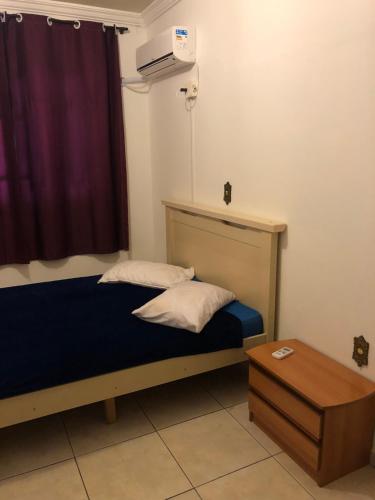 Dormitorio pequeño con cama y mesa en Casa Porto Belo, en Porto Belo