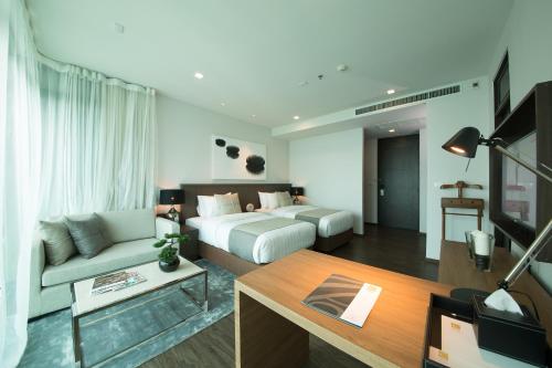 バンコクにあるシビック ホライズン ホテル ＆ レジデンスのリビングルーム(ベッド1台、ソファ付)