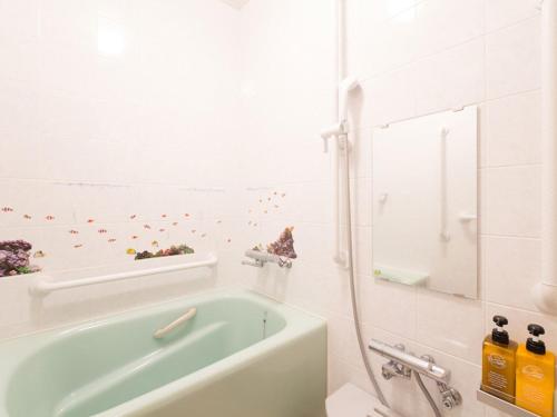 łazienka z wanną i toaletą w obiekcie Sun Green Resort Hotel Ishigaki w mieście Ishigaki