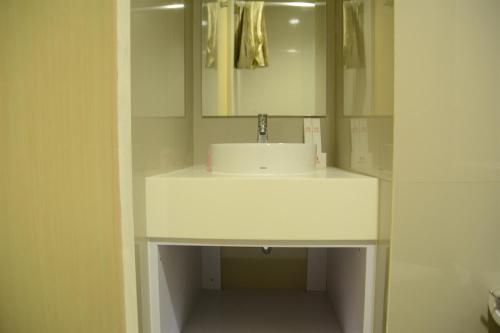 Koupelna v ubytování Brand New Studio Tree Park City BSD Apartment near ICE BSD By Travelio