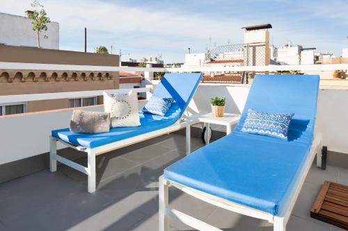 une paire de chaises bleues assises sur un toit dans l'établissement Sitges Group Blue&White, à Sitges