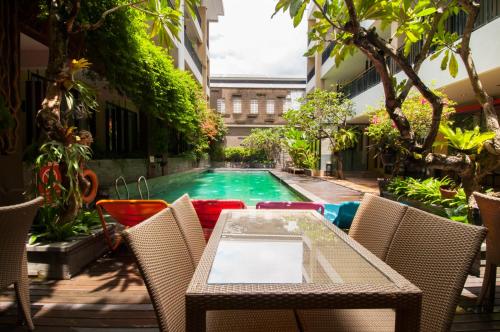Bazén v ubytování 100 Sunset Kuta Hotel & Ballroom nebo v jeho okolí