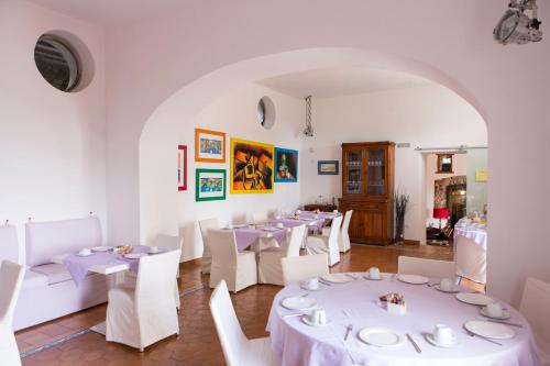 een eetkamer met witte tafels en witte stoelen bij Agriturismo Villa Lupara in Salerno