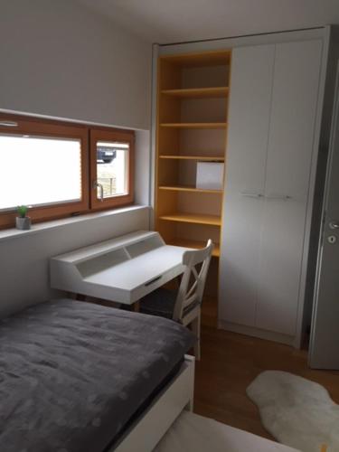 Habitación pequeña con escritorio y ventana. en Apartma Pika, en Mojstrana