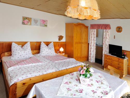 Postel nebo postele na pokoji v ubytování Ferienhaus Wurzelbergblick
