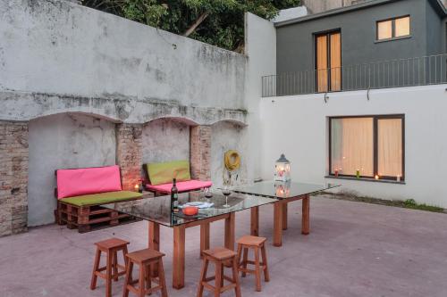 a patio with a table and chairs and a building at Baga de Sal Wine Guesthouse in Aveiro
