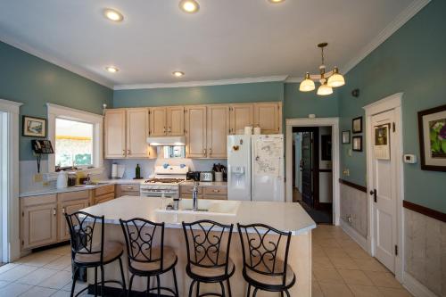 a kitchen with a table and some chairs in it at Friendly City Inn B&B in Harrisonburg