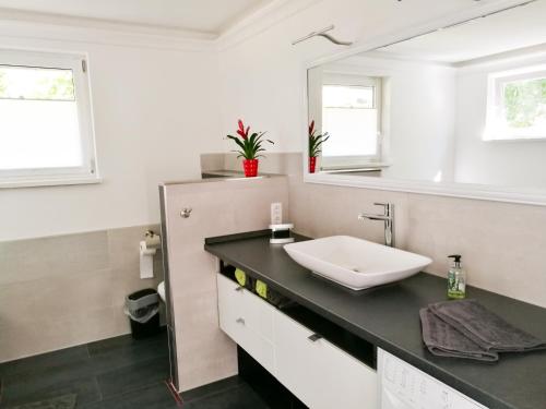 Kylpyhuone majoituspaikassa Ferienhaus Görmer mit Wasserbett