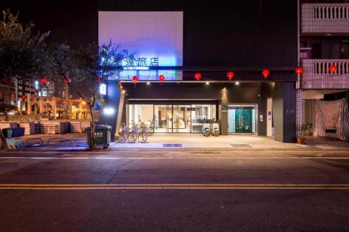 a store with bikes parked outside of it at night at D D Hotel in Tainan