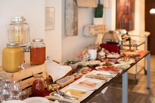 Un buffet de comida en una mesa con comida. en Kamienica Pod Aniołami, en Wroclaw