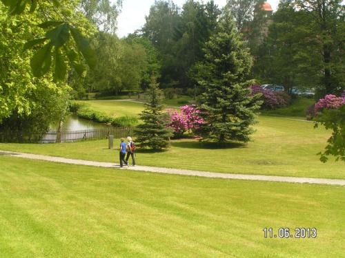 two people walking down a path in a park at Hotel BB Bahnhof Bertsdorf in Olbersdorf