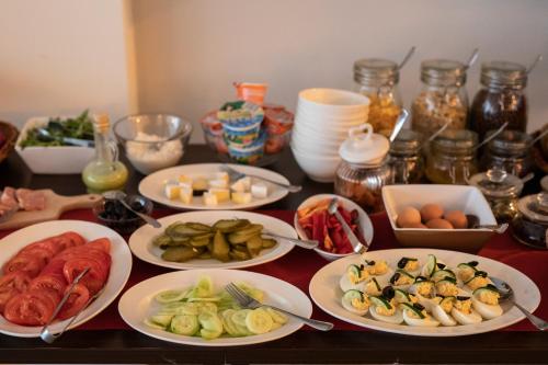 Una mesa con platos de comida encima en Kamienica Pod Aniołami, en Wroclaw