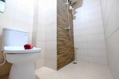 Vannituba majutusasutuses 1BR Sky Terrace Lagoon Condo Apartment near Daan Mogot Mall By Travelio