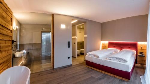 Ένα ή περισσότερα κρεβάτια σε δωμάτιο στο Hotel Weingut Klosterhof