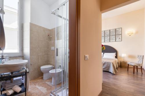 A bathroom at Vatican Domus Luxury Rooms