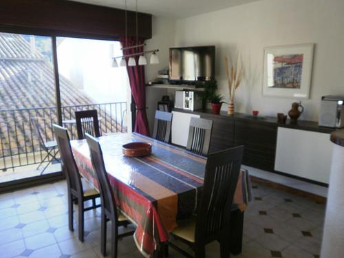a dining room table and chairs in a kitchen at 6SOL16 Appartement duplex proche mer in Collioure