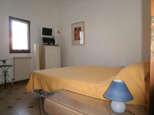 a bedroom with a bed and a blue lamp at 6SOL16 Appartement duplex proche mer in Collioure