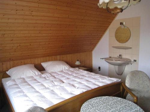 1 dormitorio con 1 cama grande y lavamanos en Meyer, en Soltau