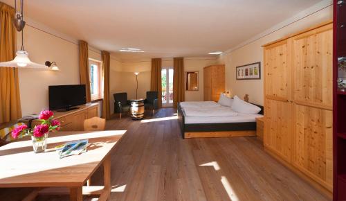 Posteľ alebo postele v izbe v ubytovaní Hotel Weingut Klosterhof