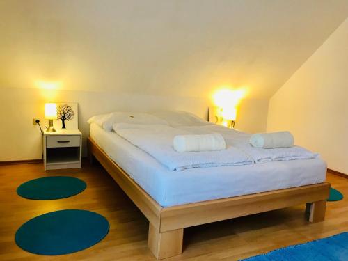 Postel nebo postele na pokoji v ubytování Ferienwohnungen SENA, Burgebrach