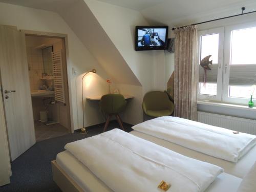 Ένα ή περισσότερα κρεβάτια σε δωμάτιο στο Hotel Ostfriesland garni