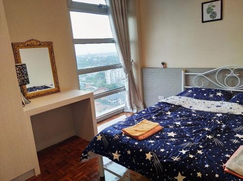Una cama o camas en una habitación de 21C Riviera Up Condominium