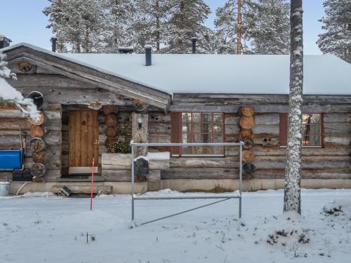 una cabaña de madera en la nieve en Holiday Home Mäntylä a-osa by Interhome en Nissi