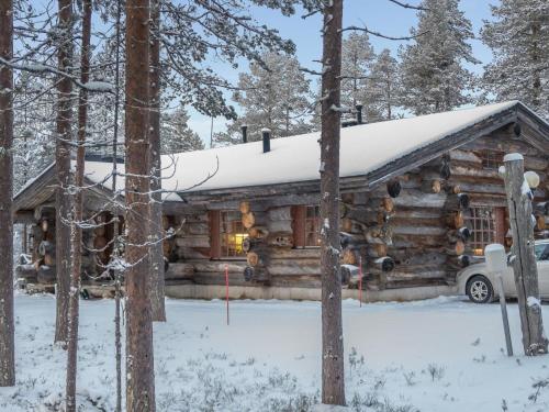 une cabine dans les bois dans la neige dans l'établissement Holiday Home Mäntylä a-osa by Interhome, à Nissi